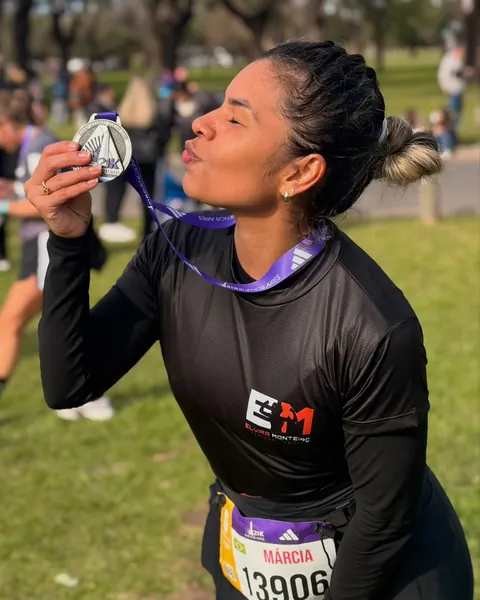 Atleta beijando a medalha de prata após a prova.