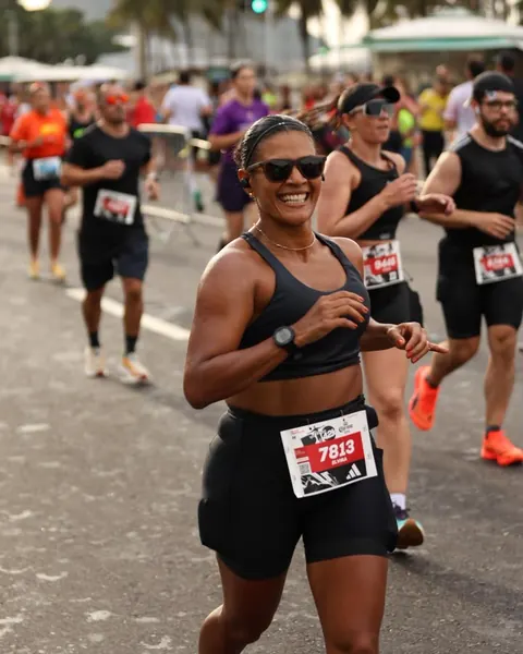 Atleta sorrindo durante prova de rua, com número de peito.