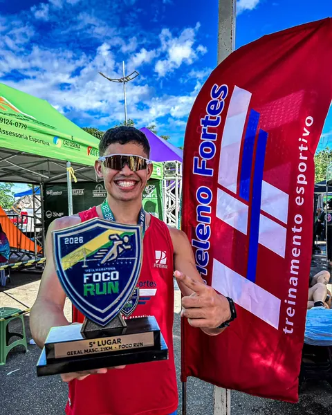 Atleta com troféu de 5º lugar geral masculino.
