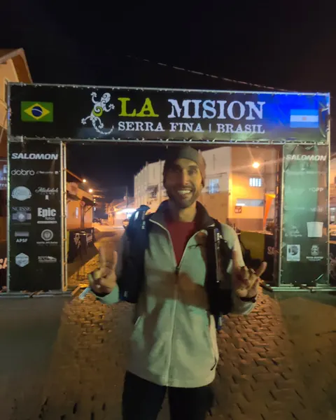 Atleta na largada da La Mision, em Serra Fina, de madrugada.